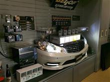 店内に光るメルセデス、出現!?