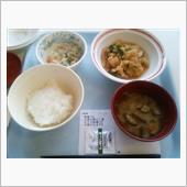 日暮れ前には夕食も並んだ