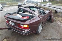 ポルシェ944が高速道路でクラッシュ。レーンチェンジでバランスを失う