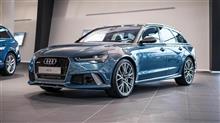 カスタムされたアウディRS6パフォーマンスがディラーに展示。アクラポヴィッチ装着