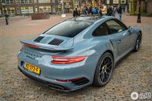 ★グラファイトブルー？珍しいカラーのポルシェ911ターボSが目撃される