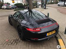 これはイカス。ブラック&#215;レッドのポルシェ911カレラ4S(991.2)