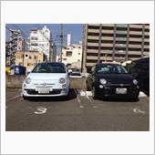 黒のフィアットとツーショット