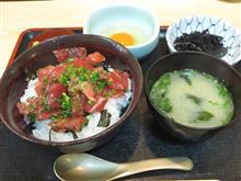今日のランチは、「弥市」まぐろ丼 950円＋日本一こだわり卵100円 