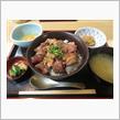 今日のランチは、「弥市」まぐろ丼950円＋日本一こだわり卵100円