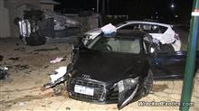 オーストラリアにて、アウディR8が猛スピードでクラッシュ。停車中の3台をなぎ倒す
