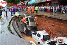 中国にて突然道路が陥没。シンクホールにアウディQ3が飲み込まれる