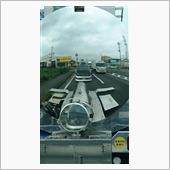 遅い流れの左車線をずっと走っ ...