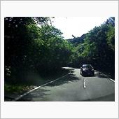車線からはみ出す対向車