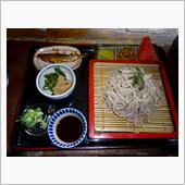 山でそばを食べる