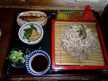 山でそばを食べる