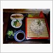 山でそばを食べる