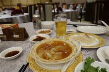 香港の定番、竹園海鮮飯店へ行く。とりあえずフカヒレスープを注文だ