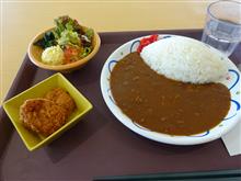 施設内の食堂で