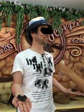 サソリと戯れた