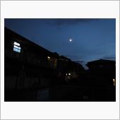 夕闇に揺らぐ月