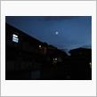 夕闇に揺らぐ月