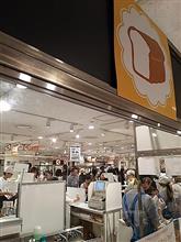 パン買いにﾜｧ───ヽ(*ﾟ∀ﾟ*)ﾉ───ｲ