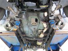 A/T+T/Fユニットが降ろされて、クルマの床下はガランドゥ～