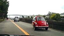 ヒストリックカーが公道を…