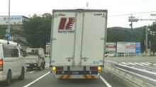 事故後のトラックの荷台の巻。