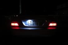 メルセデス・ベンツE320 CDIのナンバー灯が滅灯しました。