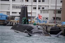 停泊中も、甲板上で待機されている自衛官の方