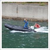 こんなに小さなゴムボートにも ...