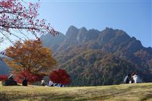 紅葉に映える妙義山
