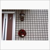 リースを飾りつけ