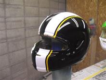 ヘルメットは現在カスタムペイント中。ブラックにホワイトとイエローのストライプ