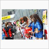 レースクイーンとドライバーが ...