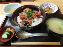 今日のランチは、「弥市」まぐろ丼 950円＋日本一こだわり卵 100円
