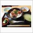今日のランチは、「弥市」まぐろ丼 950円＋日本一こだわり卵 100円