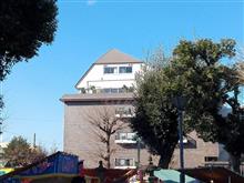  ビルの上に家が建ってた