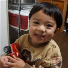 仕事から帰ってくるとミニ四駆 を持ってくる 「コース作って！」というアピール(笑) 2歳の息子