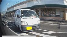特攻失敗か？？？それとも運転が下手な高齢者？？？怪しい！