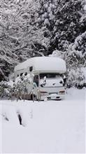 大雪で陸の孤島化となる 