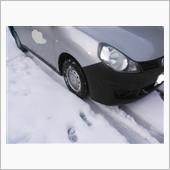 除雪していない駐車場で、スタ ...