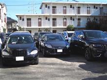 ジープ・クライスラーに囲まれるフォーカス