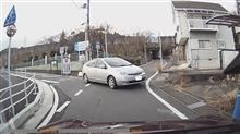 本日も一時停止の路地から飛び出したプリウス！