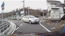 本日も一時停止の路地から飛び出したプリウス！ 