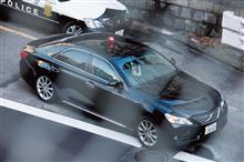 パトカーをダシにして覆面パトカーで速度違反を取り締まる? パトカーをダシにして覆面パトカーで速度違反を取り締まる?