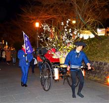 灯路をゆく花車　　