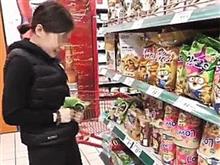 女孩直播在超市捏碎方便麵 網友呼籲加強監管直播平台 女孩直播在超市捏碎方便麵 網友呼籲加強監管直播平台