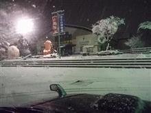 雪が積もって、ツルツル