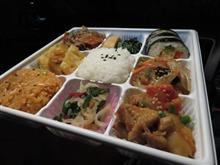 今日のディナーのお弁当が、ちょっといい感じ！^^