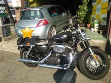 バイクにまたがり・・・？？？