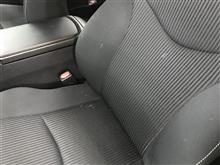 車内に着いた汚れをクリーニング 車内に着いた汚れをクリーニング