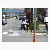 白バイが違反車輌を捕まえるま ...